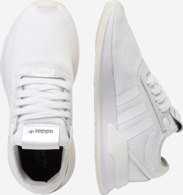 Baskets basses 'U_Path X' ADIDAS ORIGINALS en blanc : sur le côté