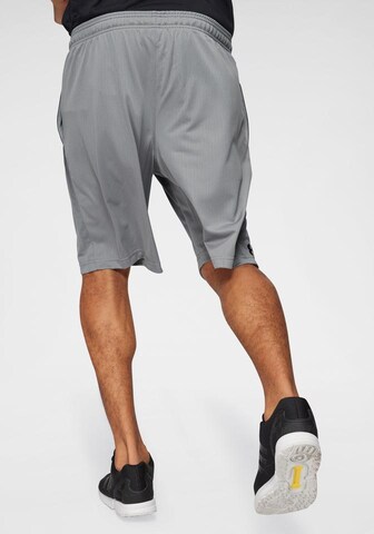 UNDER ARMOUR Regular Sportshorts in Grau