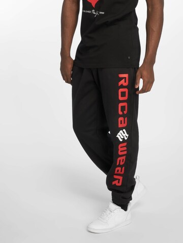 ROCAWEAR Tapered Trousers in Black: front