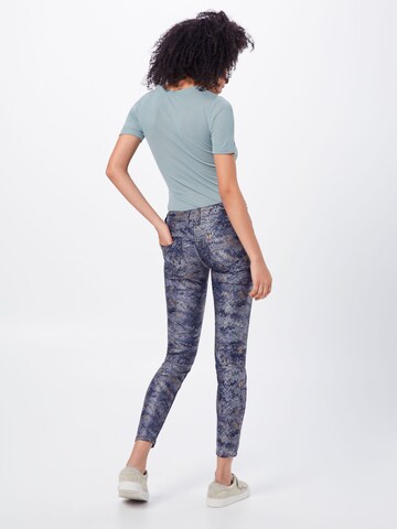 Skinny Jean 'NENA' Gang en bleu : derrière