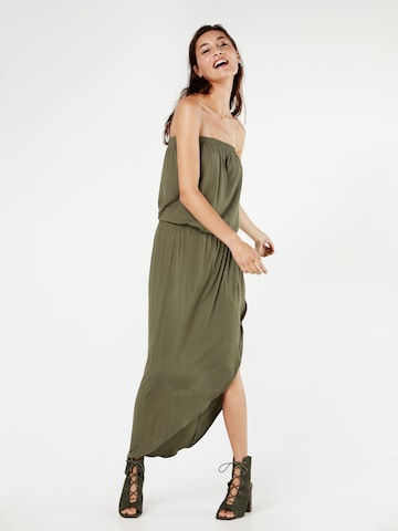 Robe Urban Classics en vert : devant