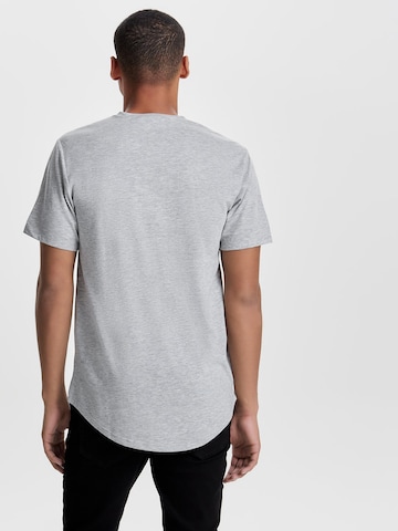 Only & Sons - Ajuste regular Camiseta 'Matt' en gris