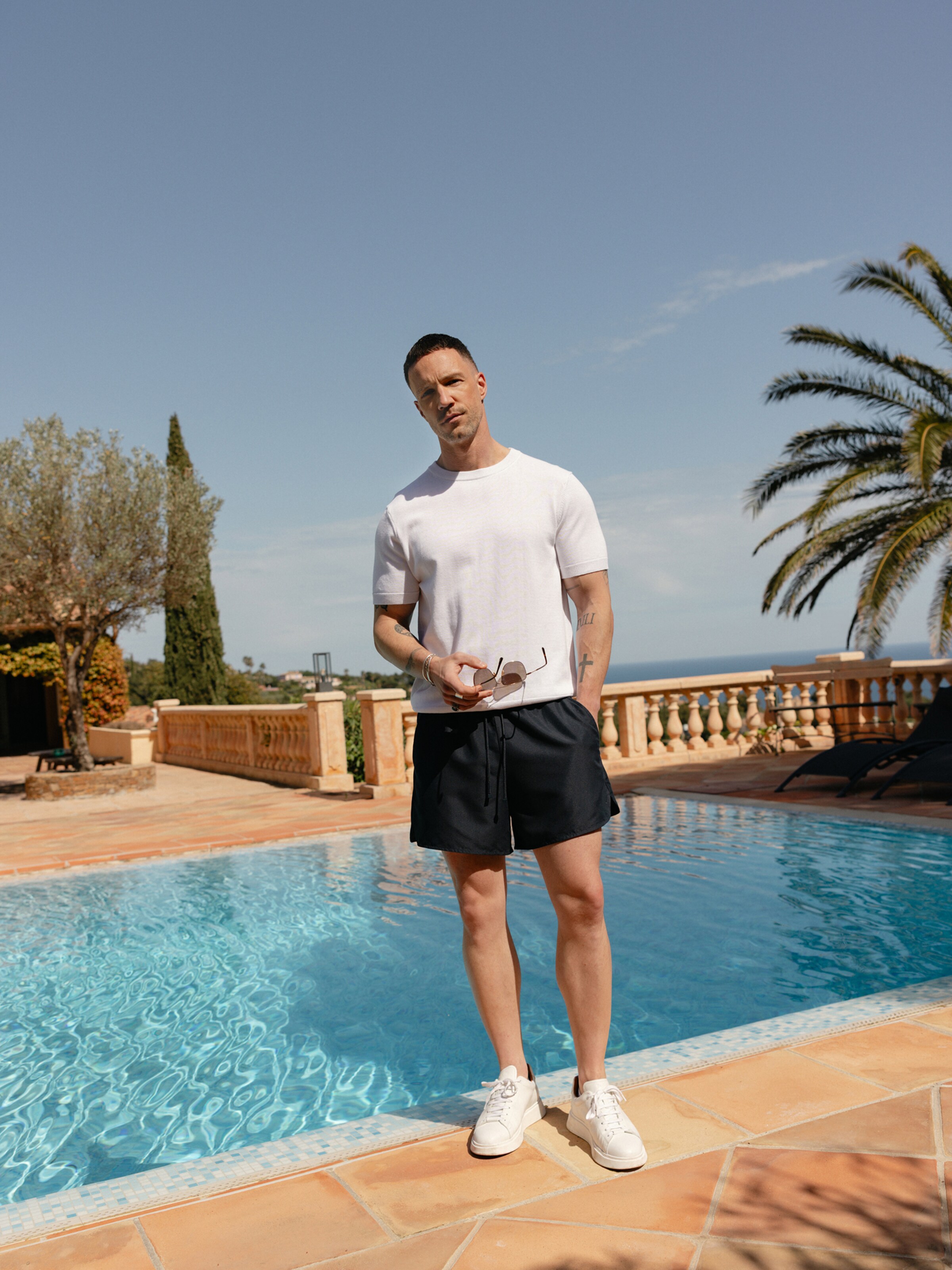 Daniel Fuchs - Navy Board Shorts Look