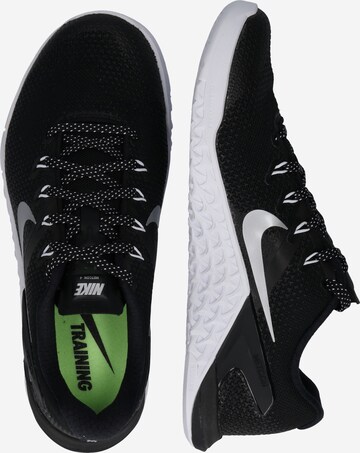 Chaussure de sport 'Metcon 4' NIKE en noir : sur le côté