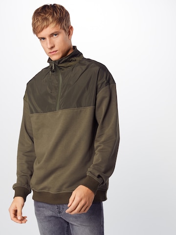 Sweat-shirt Urban Classics en vert : devant