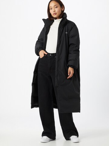 LACOSTE Zimní kabát – černá