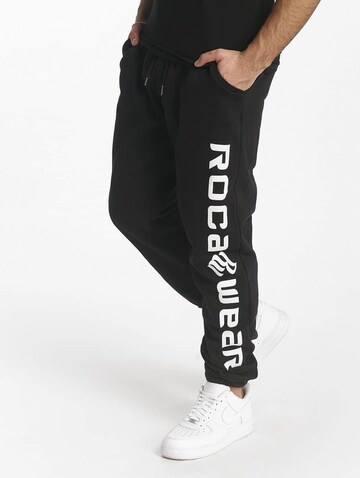 ROCAWEAR Tapered Sweathose in Schwarz: Vorderseite