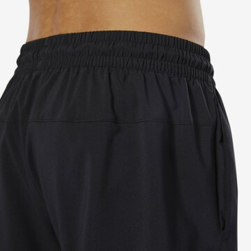 Reebok Regular Shorts 'WOR' in Schwarz