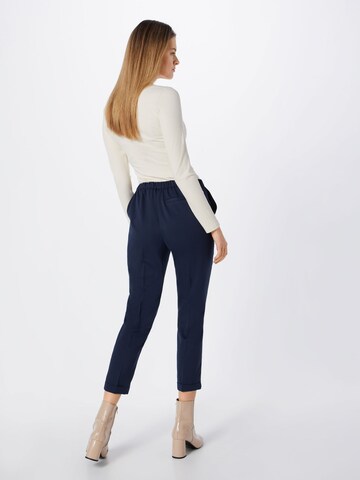 Coupe slim Pantalon à plis 'Louisa' ABOUT YOU en bleu : derrière