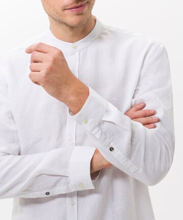 Coupe regular Chemise BRAX en blanc : devant