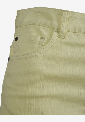 Urban Classics Regular Shorts in Gelb