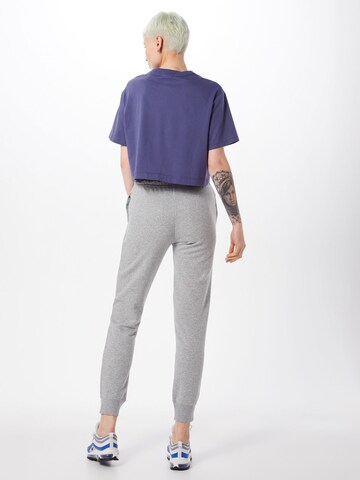 Nike Sportswear Tapered Broek in Grijs: terug