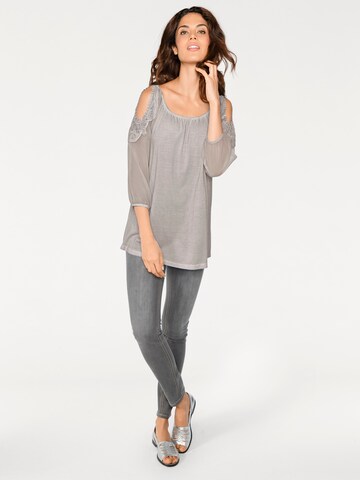 heine - Blusa en gris