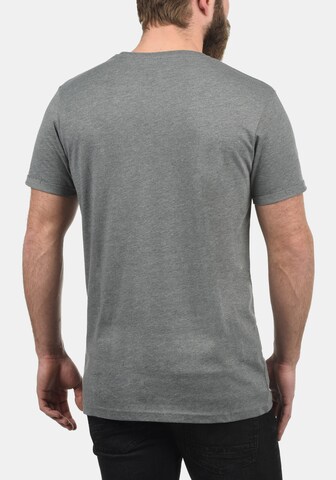 !Solid Rundhalsshirt 'Ilari' in Grau