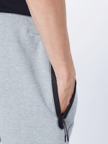 Nike Sportswear Tapered Broek in Grijs