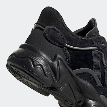 ADIDAS ORIGINALS - Sapatilhas 'Ozweego' em preto