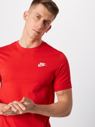 Nike Sportswear Regular Fit T-Shirt 'Club' in Rot