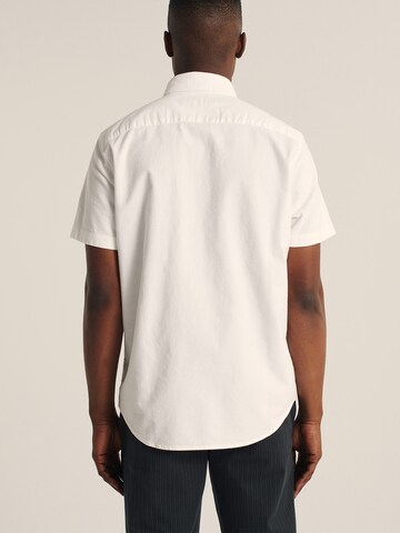 Abercrombie & Fitch Klasický střih Košile – bílá