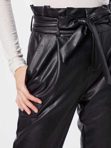 ONLY Szabványos Élére vasalt nadrágok 'ONLPOPTRASH' - fekete