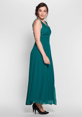 Rochie de seară de la SHEEGO pe verde