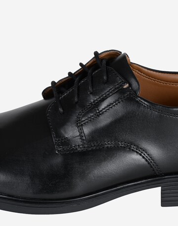 Chaussure à lacets 'Tilden Plain' CLARKS en noir