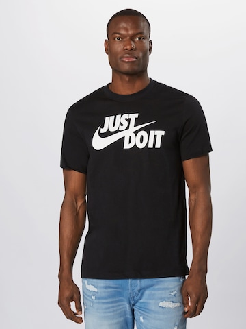 Coupe regular T-Shirt 'Swoosh' Nike Sportswear en noir : devant