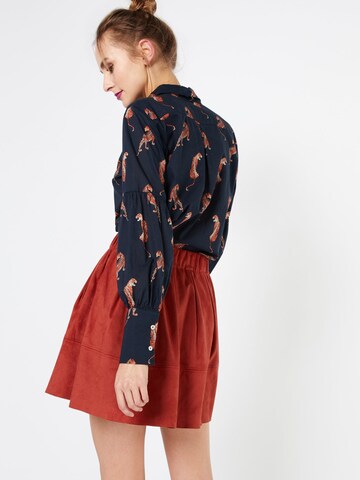 Jupe 'Kia' minimum en rouge : derrière