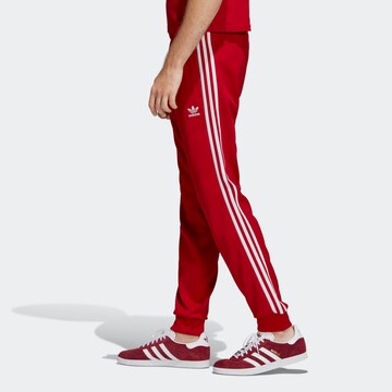 Effilé Pantalon 'Sst Tp' ADIDAS ORIGINALS en rouge