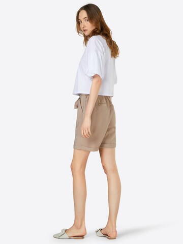 Regular Pantalon à pince 'Elke' VERO MODA en beige : derrière