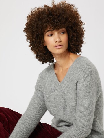 VILA Pullover 'VIDISA KNIT WOOL V-NECK L/S TOP' in Grau