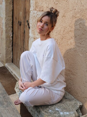 White Tshirt and Pants Look