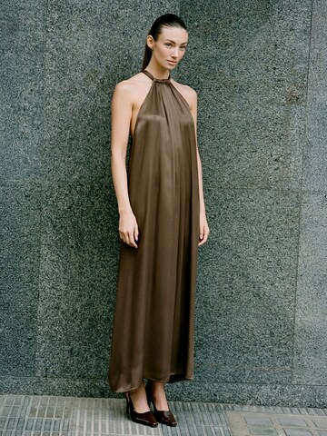 Elegant Neckholder Dress Look
