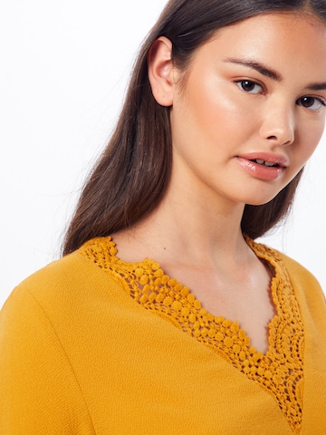 Camicia da donna 'Inken' di ABOUT YOU in giallo