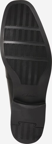 Chaussure basse 'Tilden' CLARKS en noir : en bas