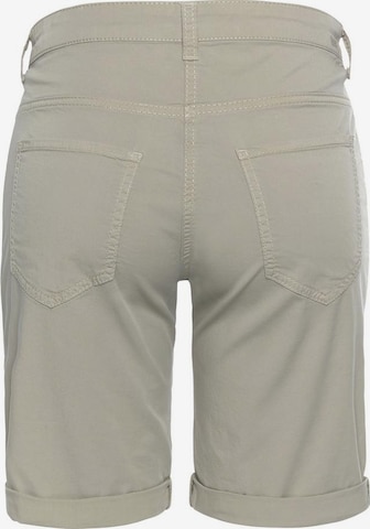 MAC Slimfit Shorts in Grün