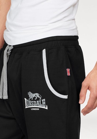 LONSDALE Tapered Hose in Schwarz