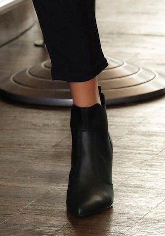 LASCANA - Botas chelsea em preto: frente