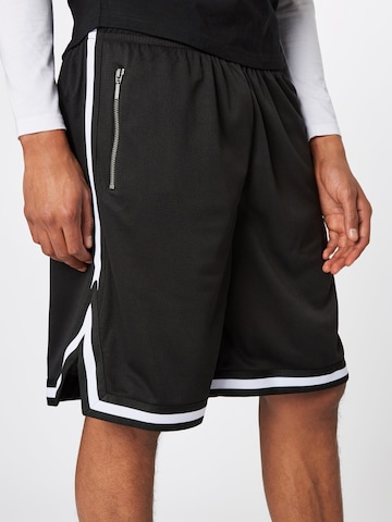 Urban Classics Regular Shorts in Schwarz