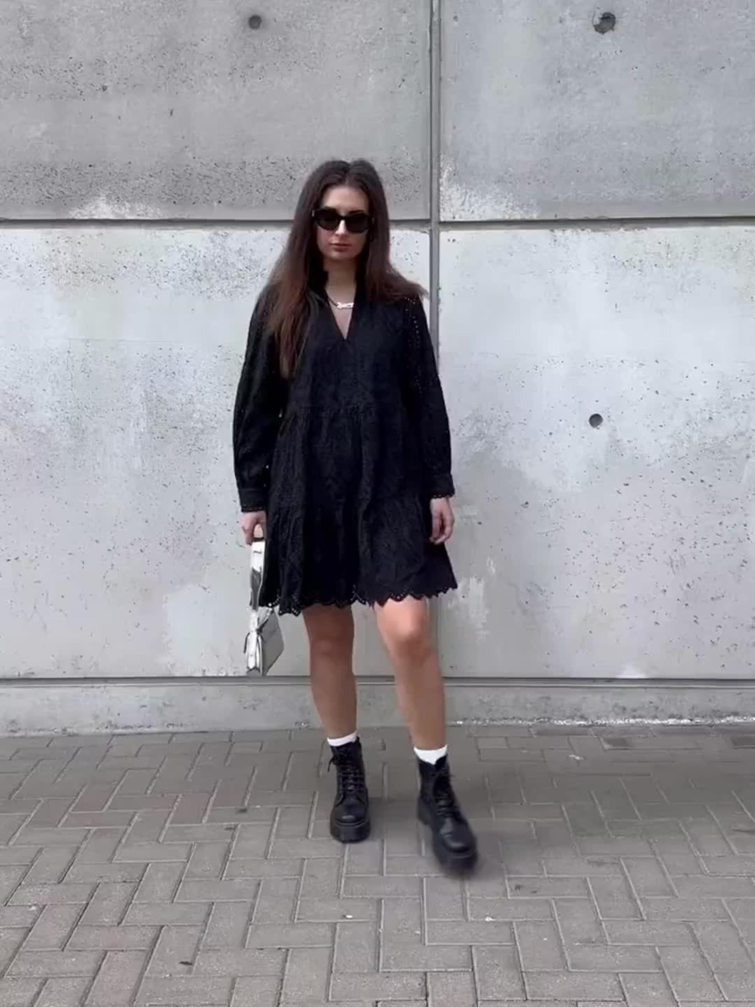 YAS Rochie 'Yasholi' pe Negru | ABOUT YOU