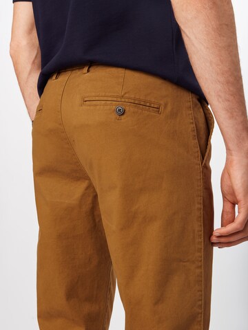 Coupe slim Pantalon chino 'Essential' GAP en marron