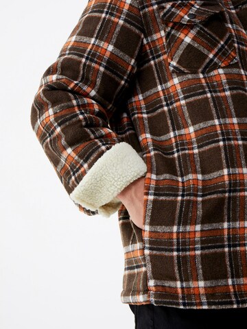 DAN FOX APPAREL Prehodna jakna 'Bela' | rjava barva
