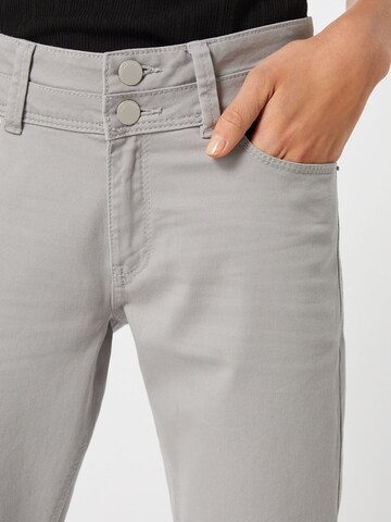 QS Slimfit Jeans 'Catia' in Grau