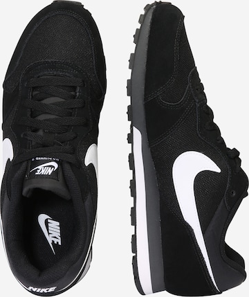 Nike Sportswear Trampki niskie w kolorze czarny: bok
