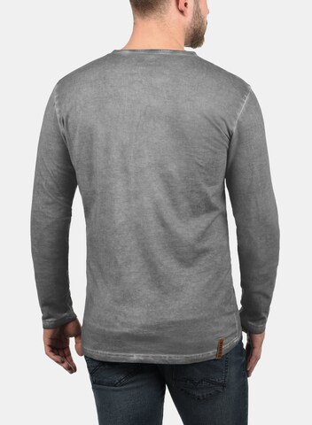 !Solid Rundhalsshirt Timur in Grau