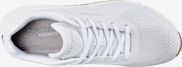 Baskets basses 'Uno Stand On Air' SKECHERS en blanc