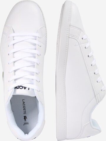 Baskets basses 'Graduate' LACOSTE en blanc