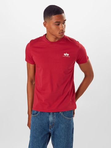 Coupe regular T-Shirt ALPHA INDUSTRIES en rouge : devant