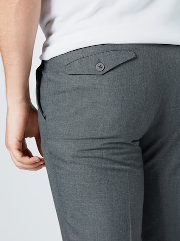 Slimfit Pantaloni con pieghe di BURTON MENSWEAR LONDON in grigio