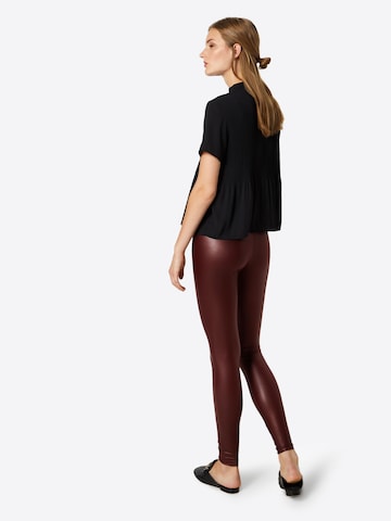 PIECES - Skinny Leggings en rojo: atrás