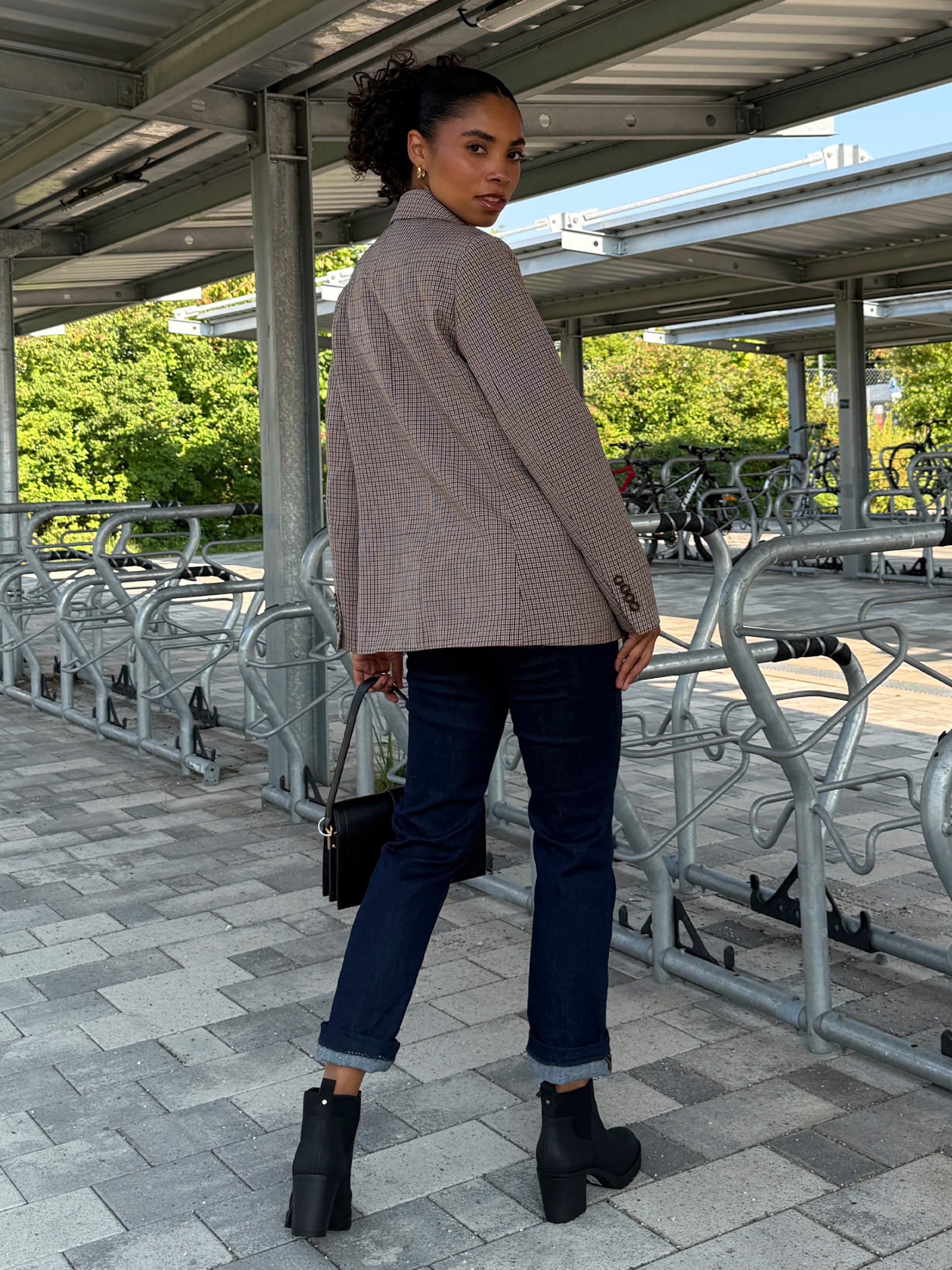 Aline - Casual Chic Look by Aware
